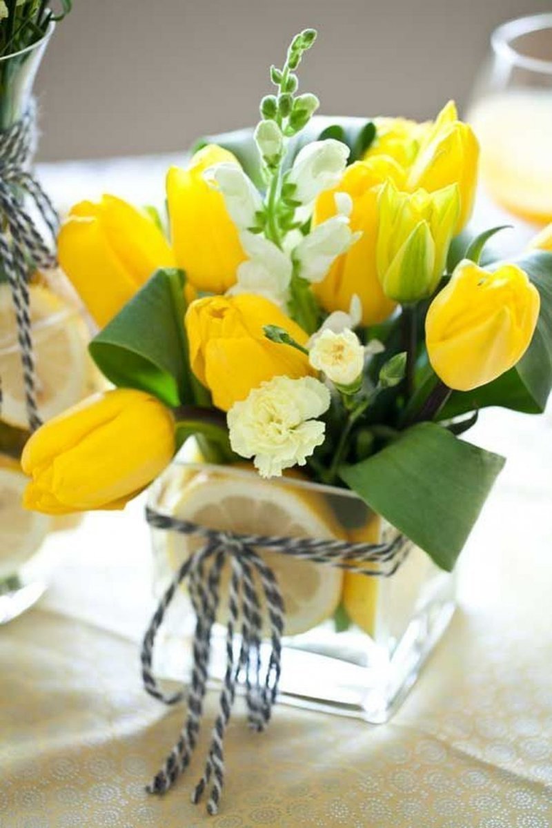 Тюльпаны и мимоза в вазе
