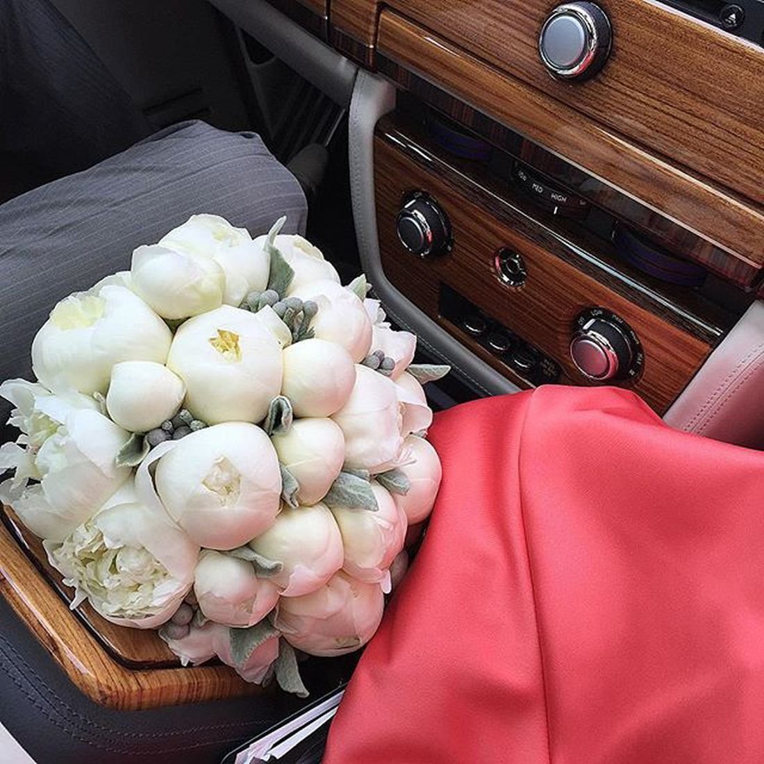 Белые тюльпаны в машине