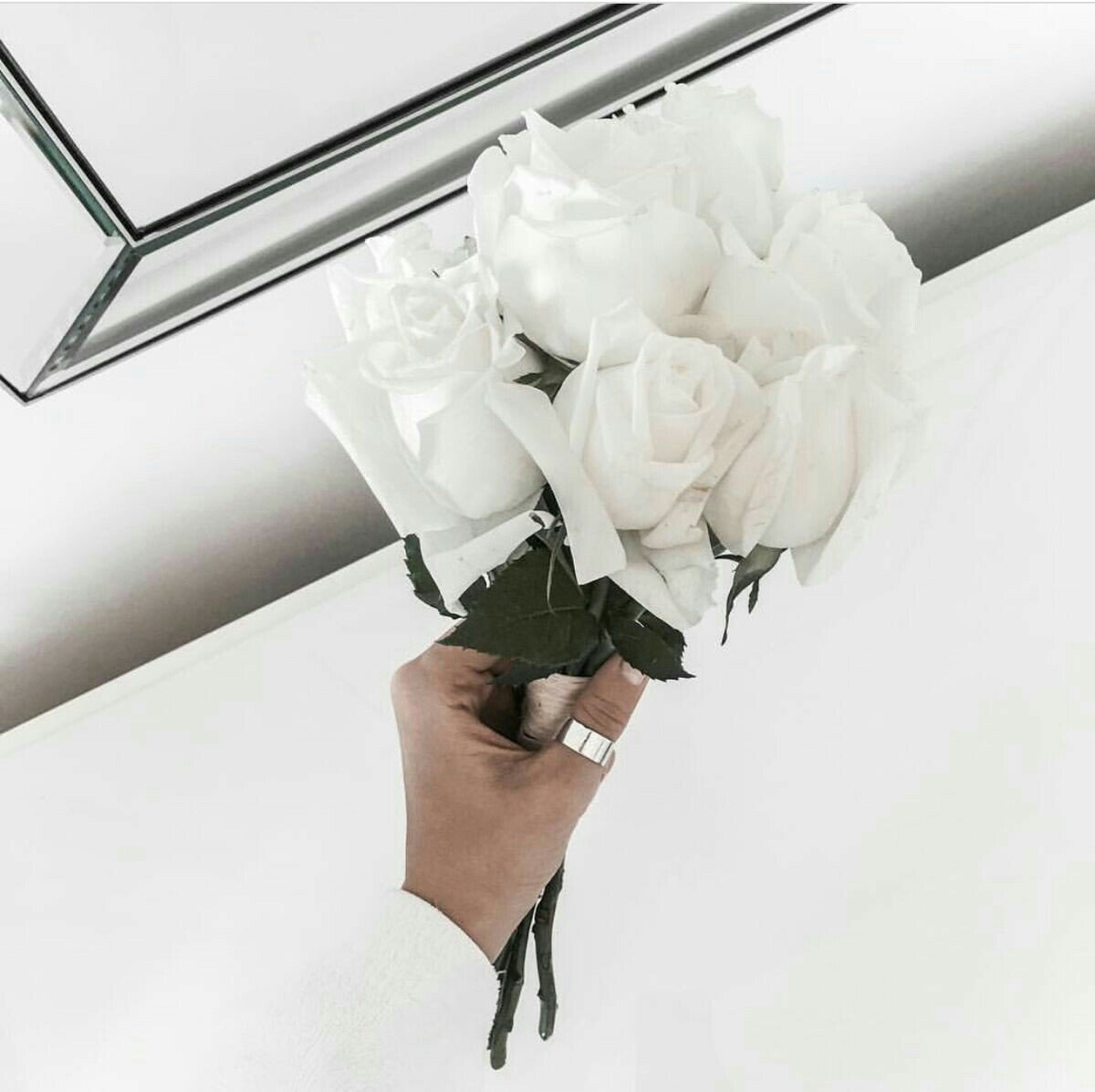 Букет черно белых роз
