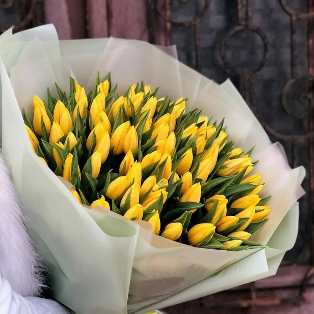 Белые и желтые тюльпаны в одном букете
