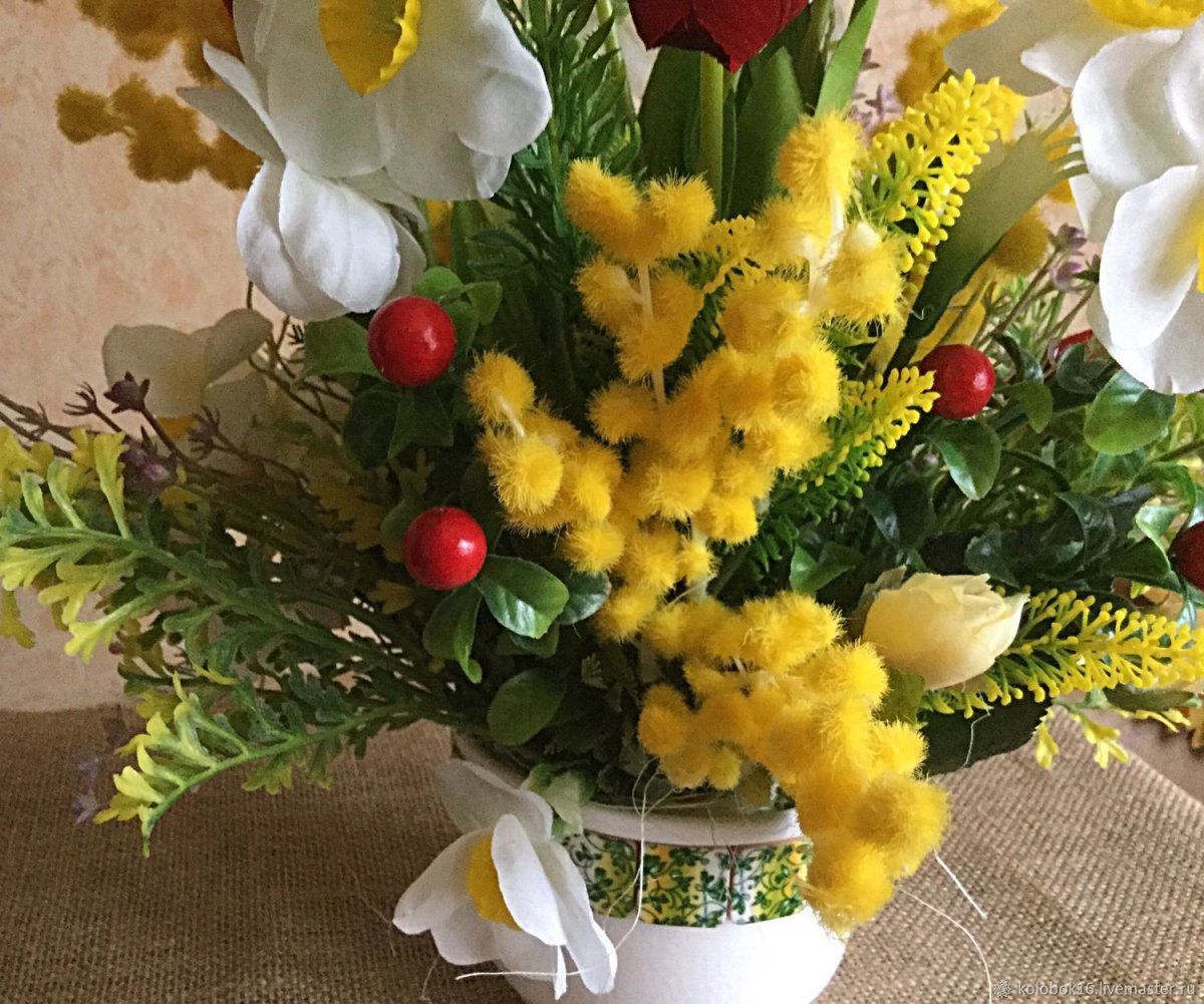 Тюльпаны и мимоза в одной вазе
