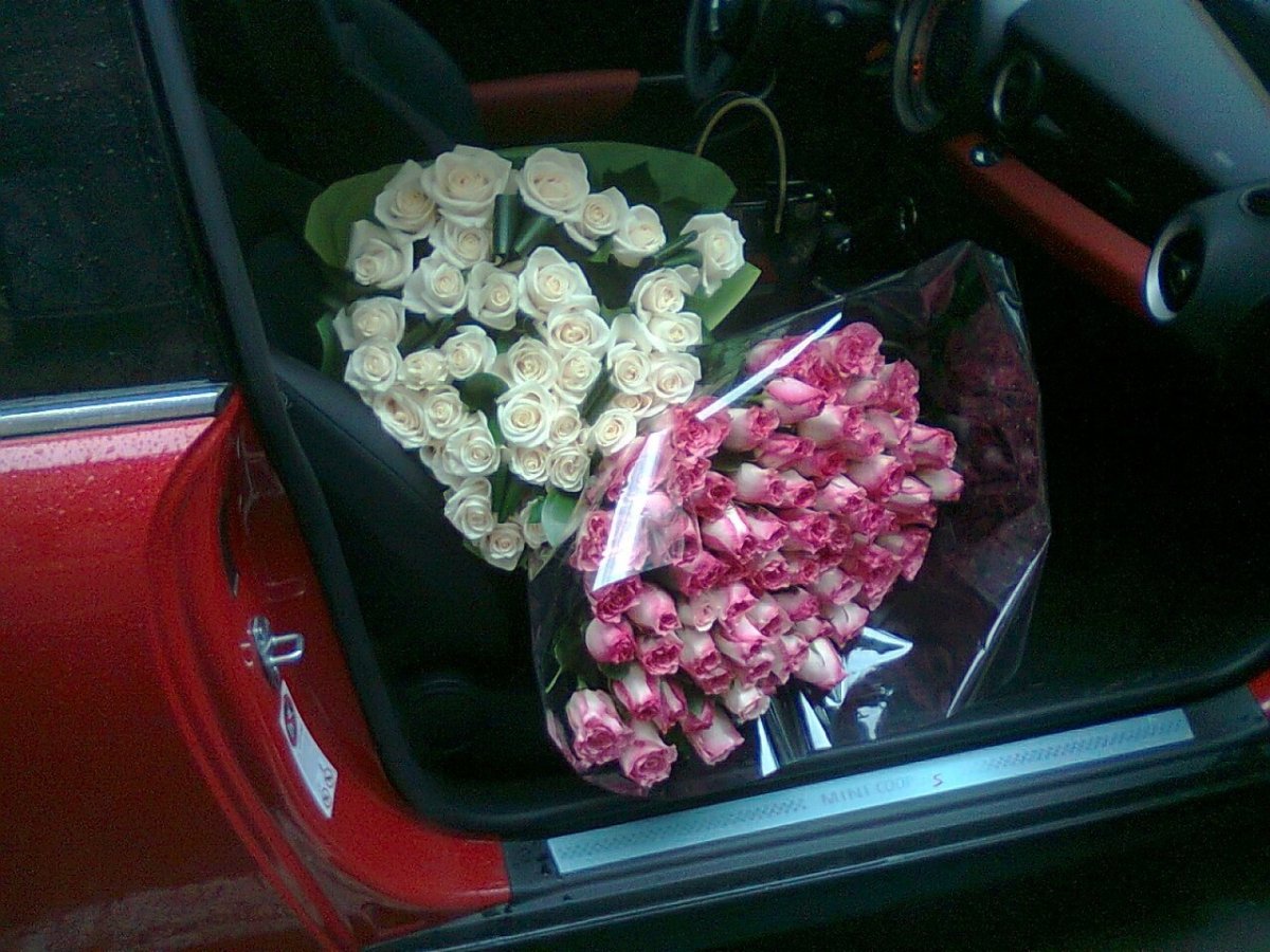 Тюльпаны в машине зимой
