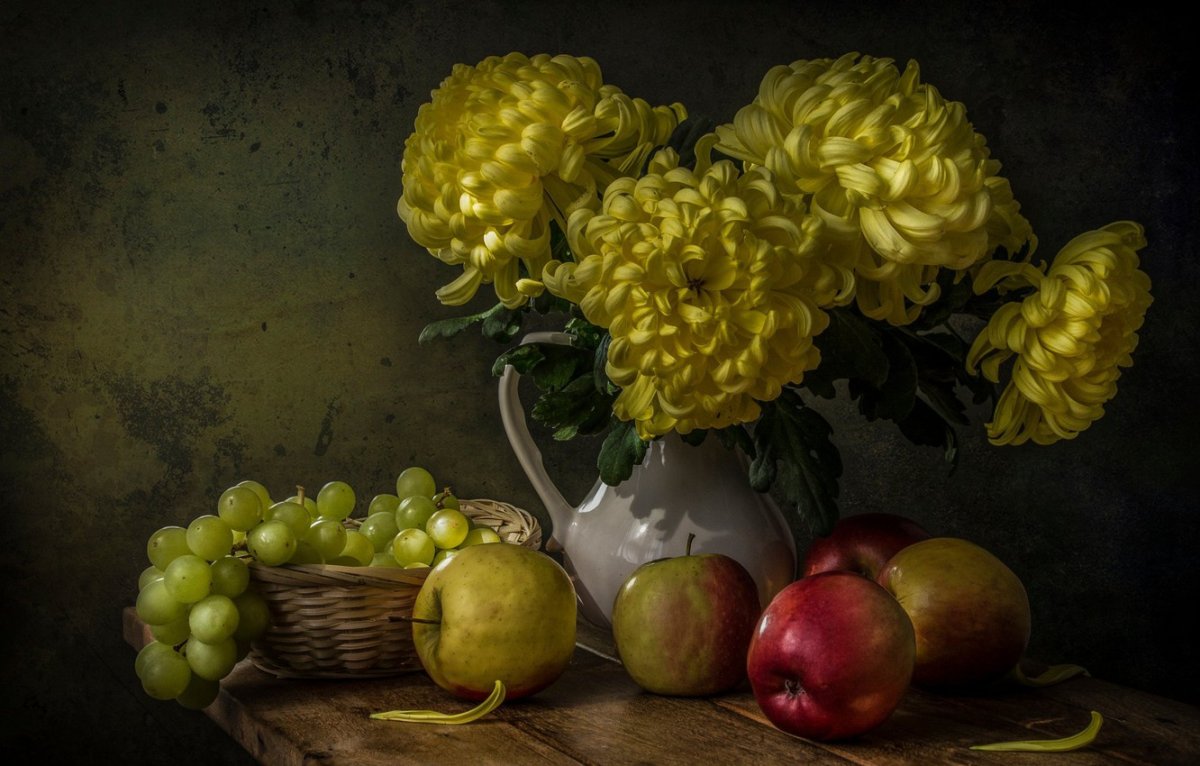 Натюрморт с хризантемами и фруктами