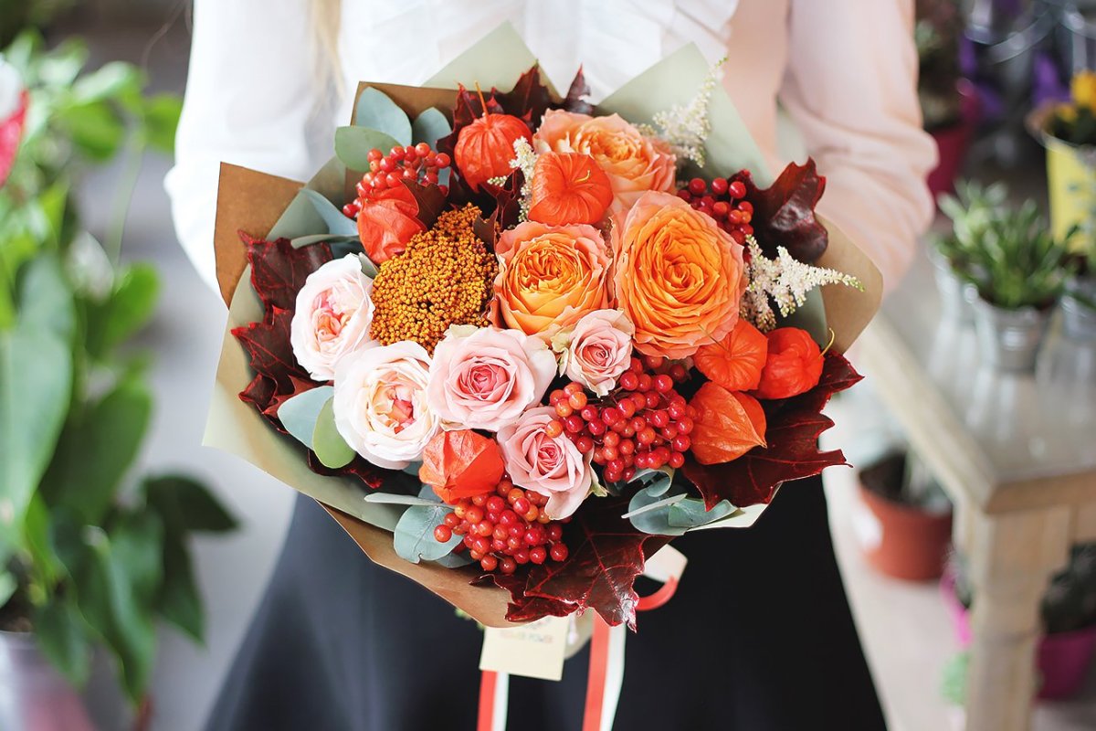 Букет с оранжевыми розами и другими цветами