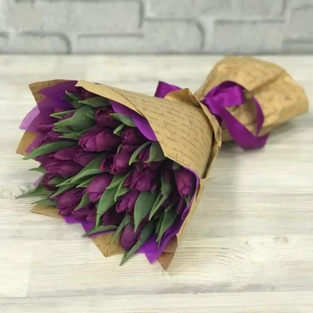 Красно фиолетовый букет тюльпанов