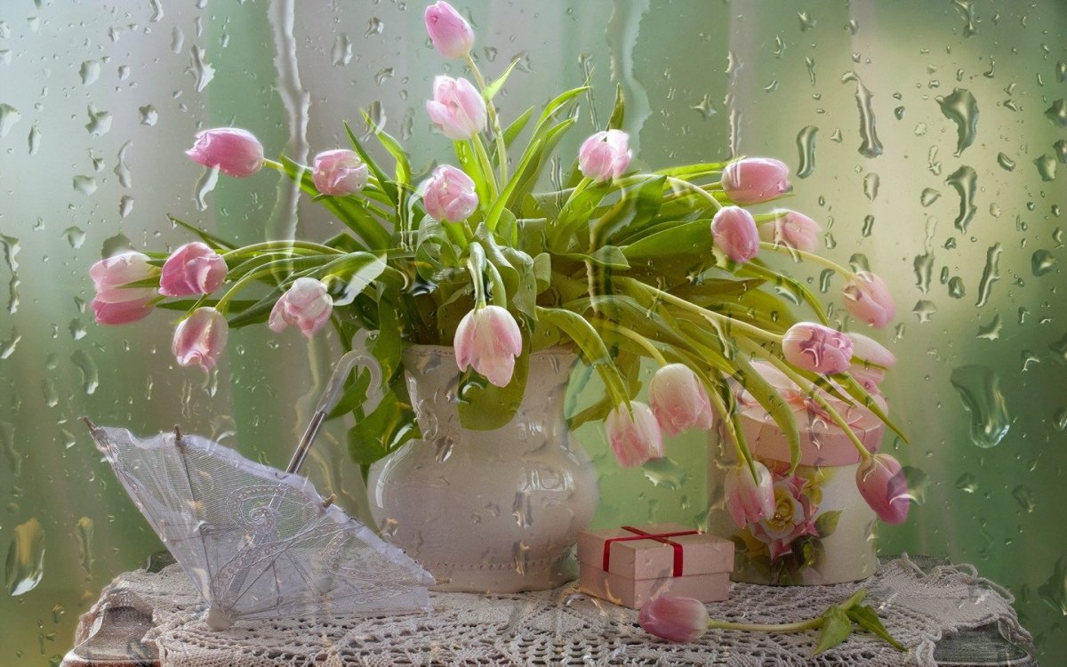 Букет тюльпанов в вазе на подоконнике