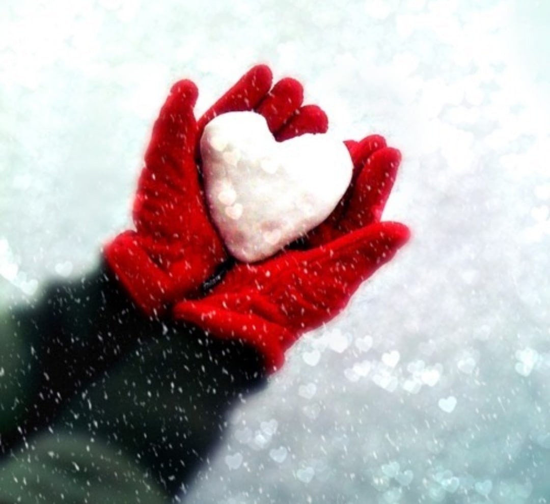 Сердце лови. Снежное сердце в руках. Сердце на снегу. Сердце из снега в руках. Сердечко зимой.