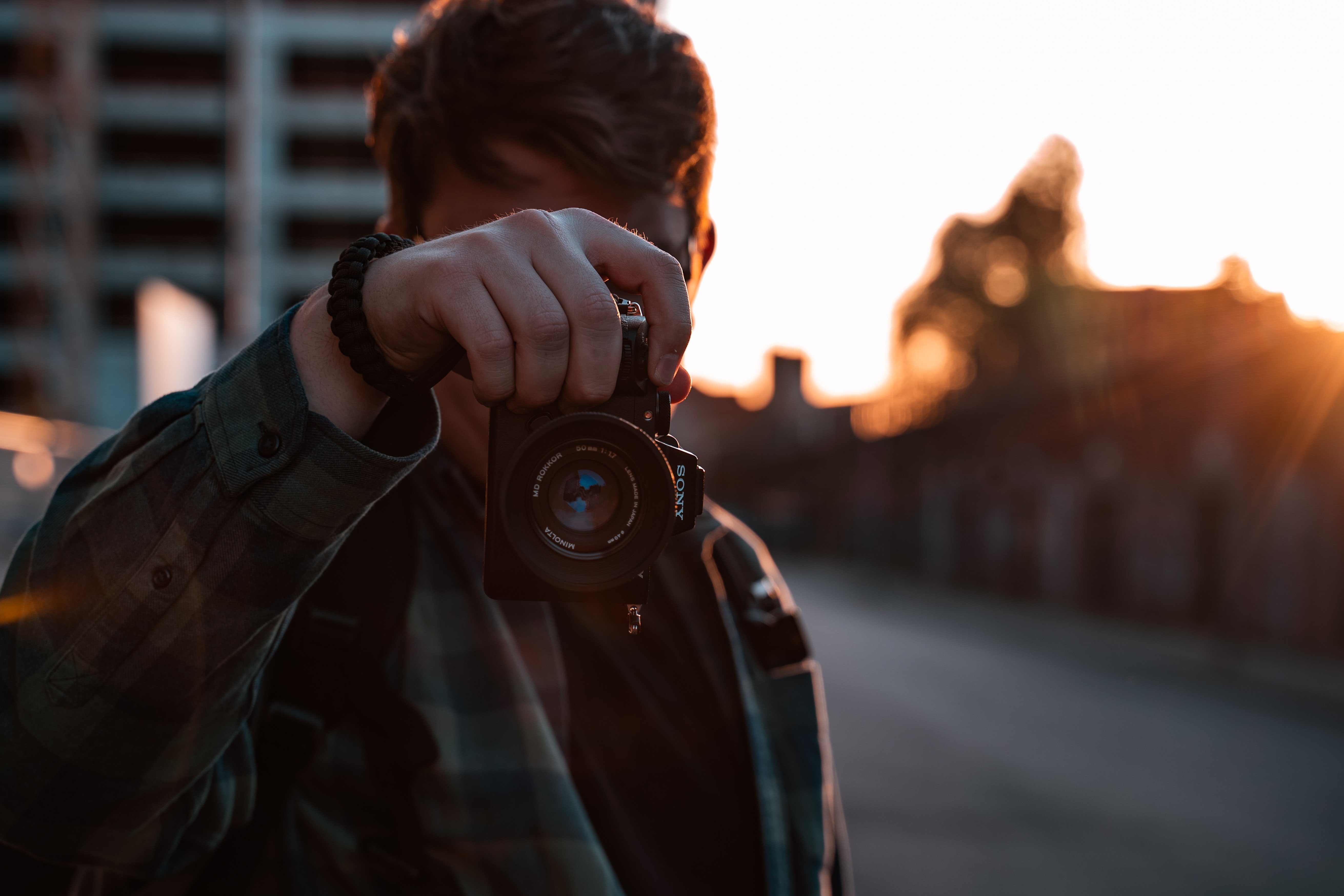 Человек с фотоаппаратом. Парень с фотоаппаратом. Фон фотоаппарат. Человек с фотокамерой.