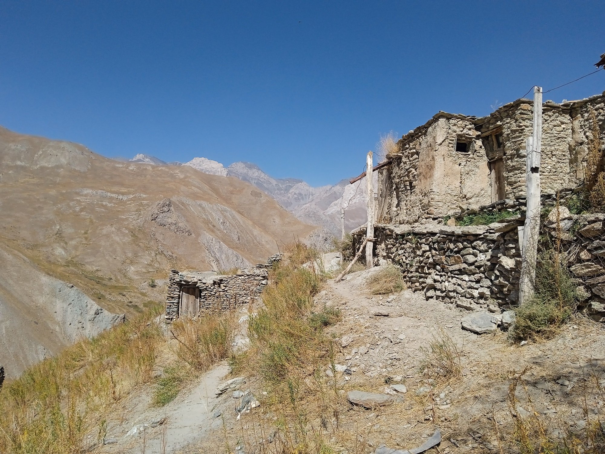 Кишлак уходит. Долина Ягноб Таджикистан. Каратагское ущелье Таджикистан. Горный кишлак. РАМИТСКОЕ ущелье Таджикистана.