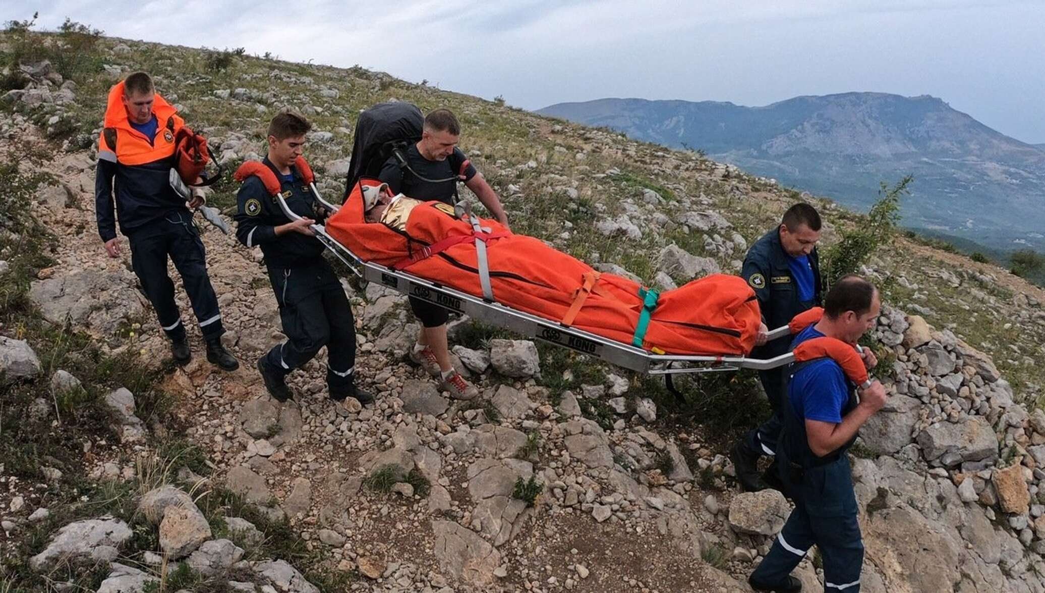 Оказание первой помощи в экстремальных. МЧС спасение в горах. Транспортировка пострадавших в горах.