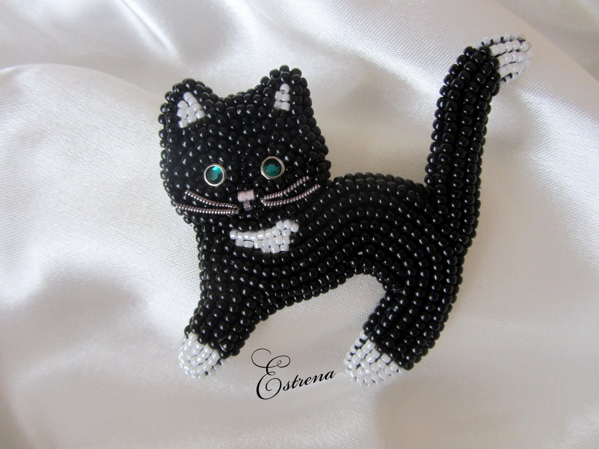 Брошка котенок из бисера